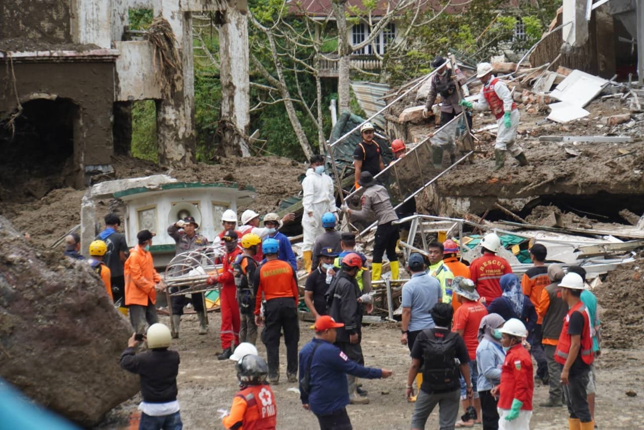 Suasana evakuasi tiga jenazah korban banjir bandang jembatan kembar, Sabtu (29/11/2025).